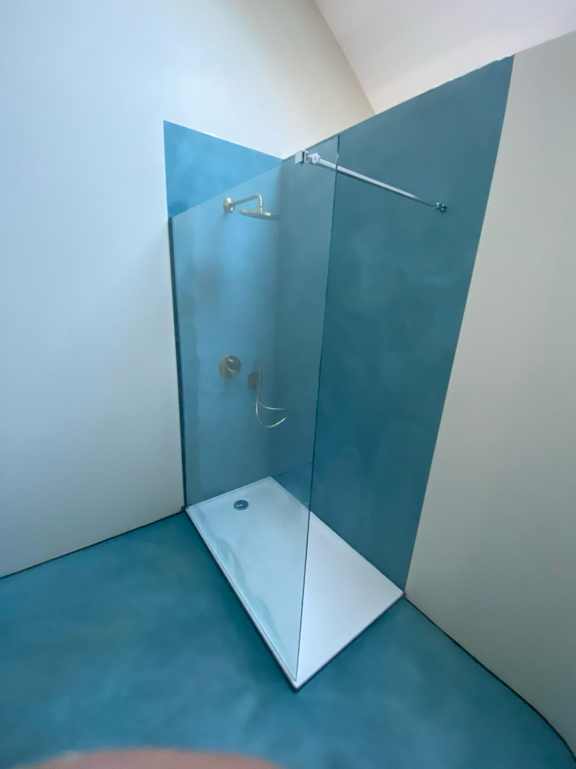 douche moderne bleue sur mesure 69 Rhône